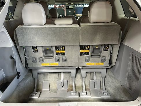 Used 2014 Toyota Sienna XLE image 14
