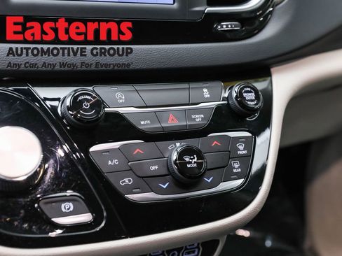 Used 2022 Chrysler Voyager LX image 20