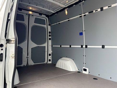 Used 2024 Mercedes-Benz Sprinter 2500 image 5