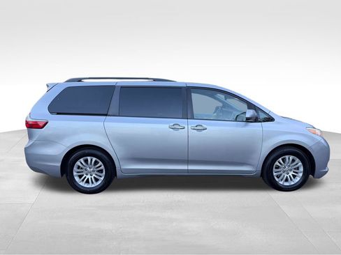 Used 2015 Toyota Sienna XLE w/ XLE Navigation Package FWD image 9