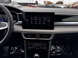 Used 2025 Volkswagen Taos SE video 2