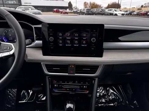 Used 2025 Volkswagen Taos SE image 2