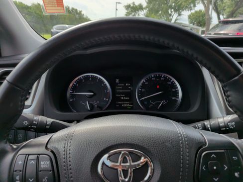 Used 2019 Toyota Highlander XLE AWD/4WD image 16