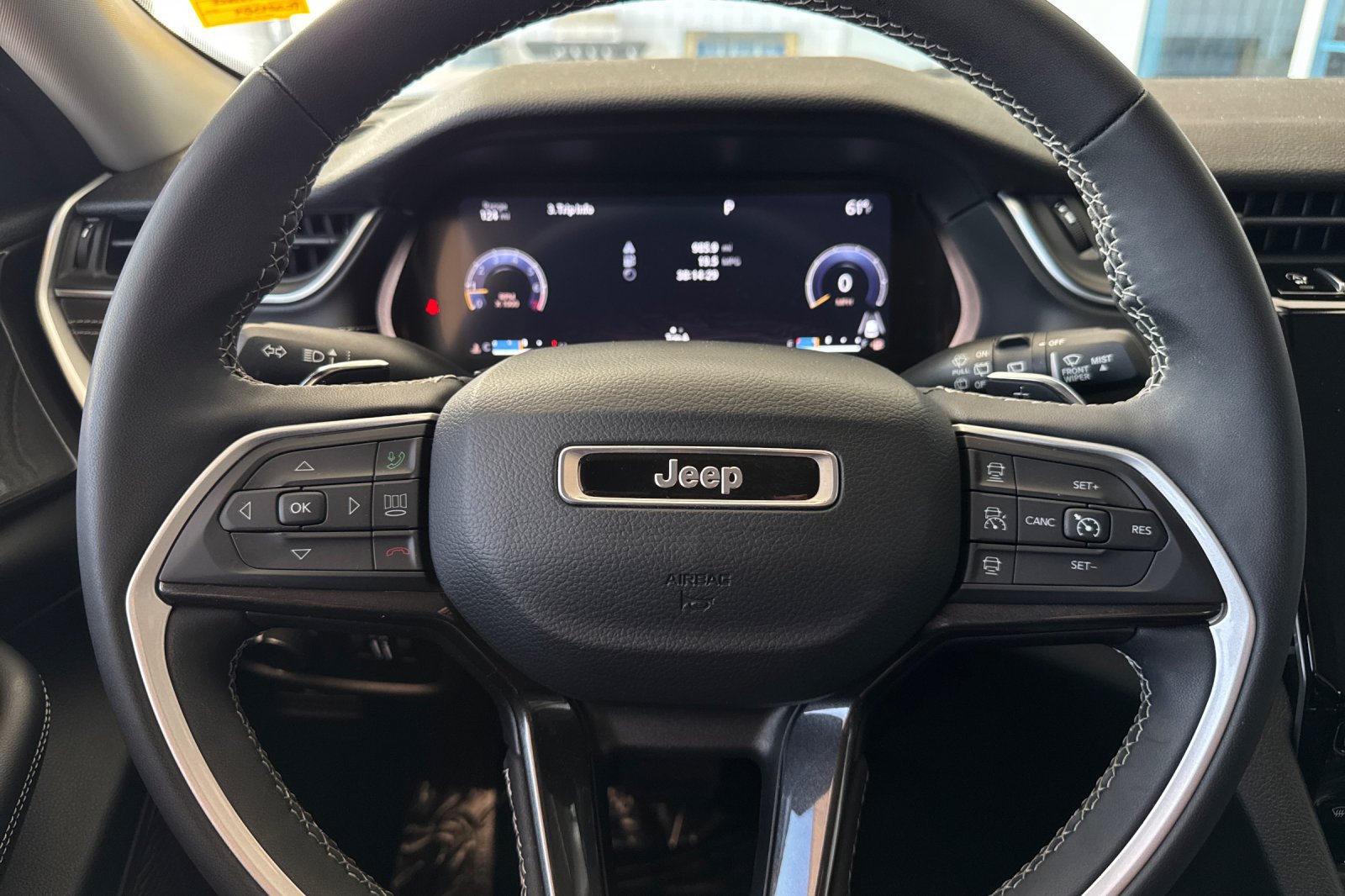 Used 2023 Jeep Grand Cherokee Laredo AWD/4WD image 25