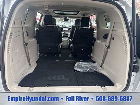Used 2023 Chrysler Pacifica Limited FWD image 7