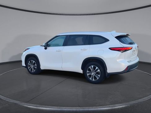 Used 2023 Toyota Highlander XLE AWD/4WD image 6