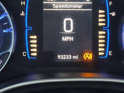 Used 2020 Chrysler Pacifica Touring-L image 2