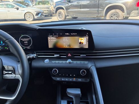 Used 2025 Hyundai Elantra Limited image 17