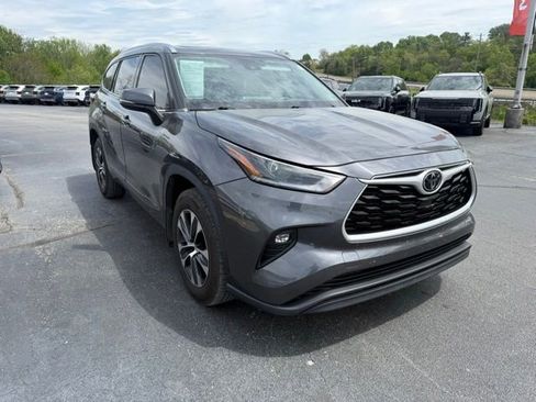 Used 2021 Toyota Highlander XLE image 3