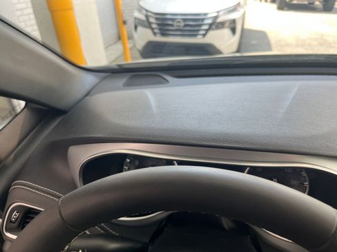 Used 2025 Chrysler Pacifica Limited image 39