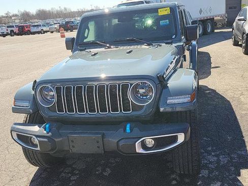 Used 2024 Jeep Wrangler Unlimited Sahara AWD/4WD image 9