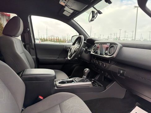 Used 2017 Toyota Tacoma TRD Sport image 28