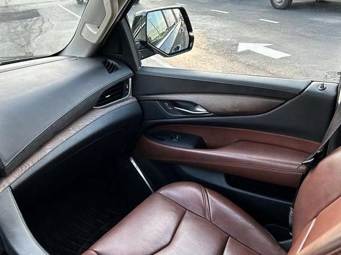 Used 2017 Cadillac Escalade Luxury AWD/4WD image 13