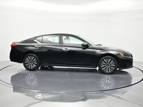 Used 2024 Nissan Altima 2.5 SV FWD image 4