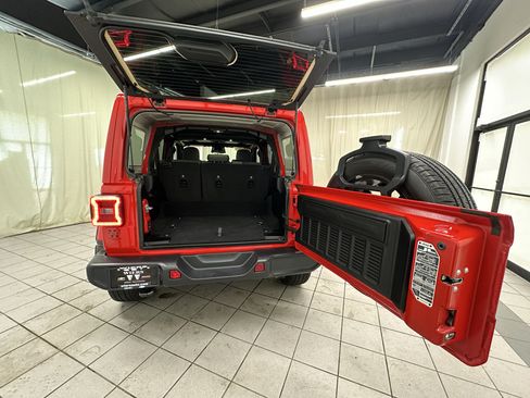 Used 2025 Jeep Wrangler Unlimited Sahara AWD/4WD image 10