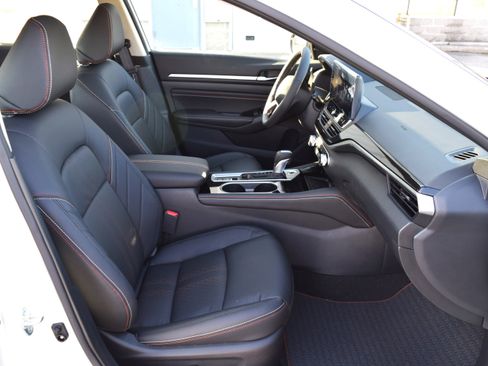 Used 2023 Nissan Altima 2.5 SR w/ SR Premium Package image 17