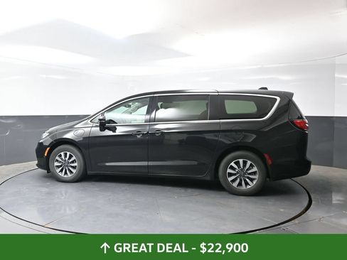 Used 2023 Chrysler Pacifica Touring-L FWD image 11