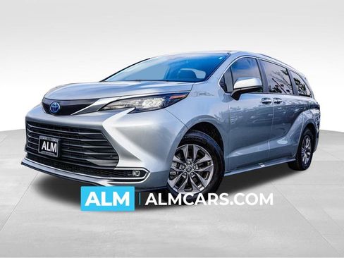 Used 2024 Toyota Sienna XLE image 1