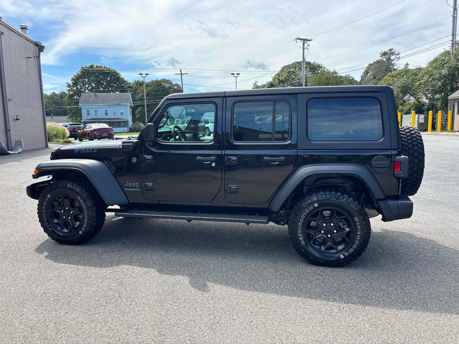 Used 2023 Jeep Wrangler Unlimited w/ Cold Weather Group AWD/4WD image 3