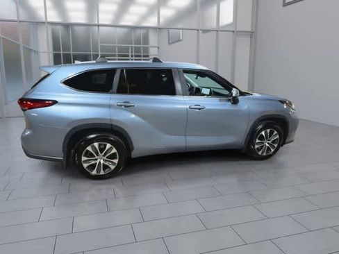 Used 2023 Toyota Highlander XLE AWD/4WD image 9