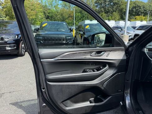 New 2025 Jeep Grand Cherokee Overland w/ Luxury Tech Group IV image 30