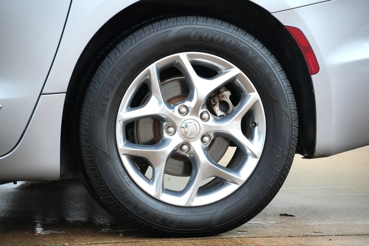 Used 2018 Chrysler Pacifica Limited FWD image 27