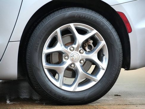 Used 2018 Chrysler Pacifica Limited FWD image 27