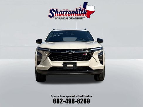 Used 2026 Chevrolet Trax RS w/ Sunroof Package FWD image 2