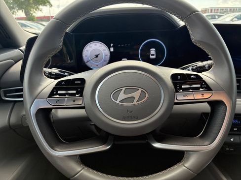 Used 2025 Hyundai Elantra SEL FWD image 21