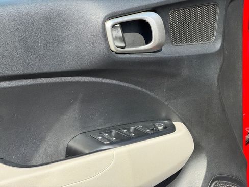 Used 2022 Hyundai Venue SEL FWD image 21