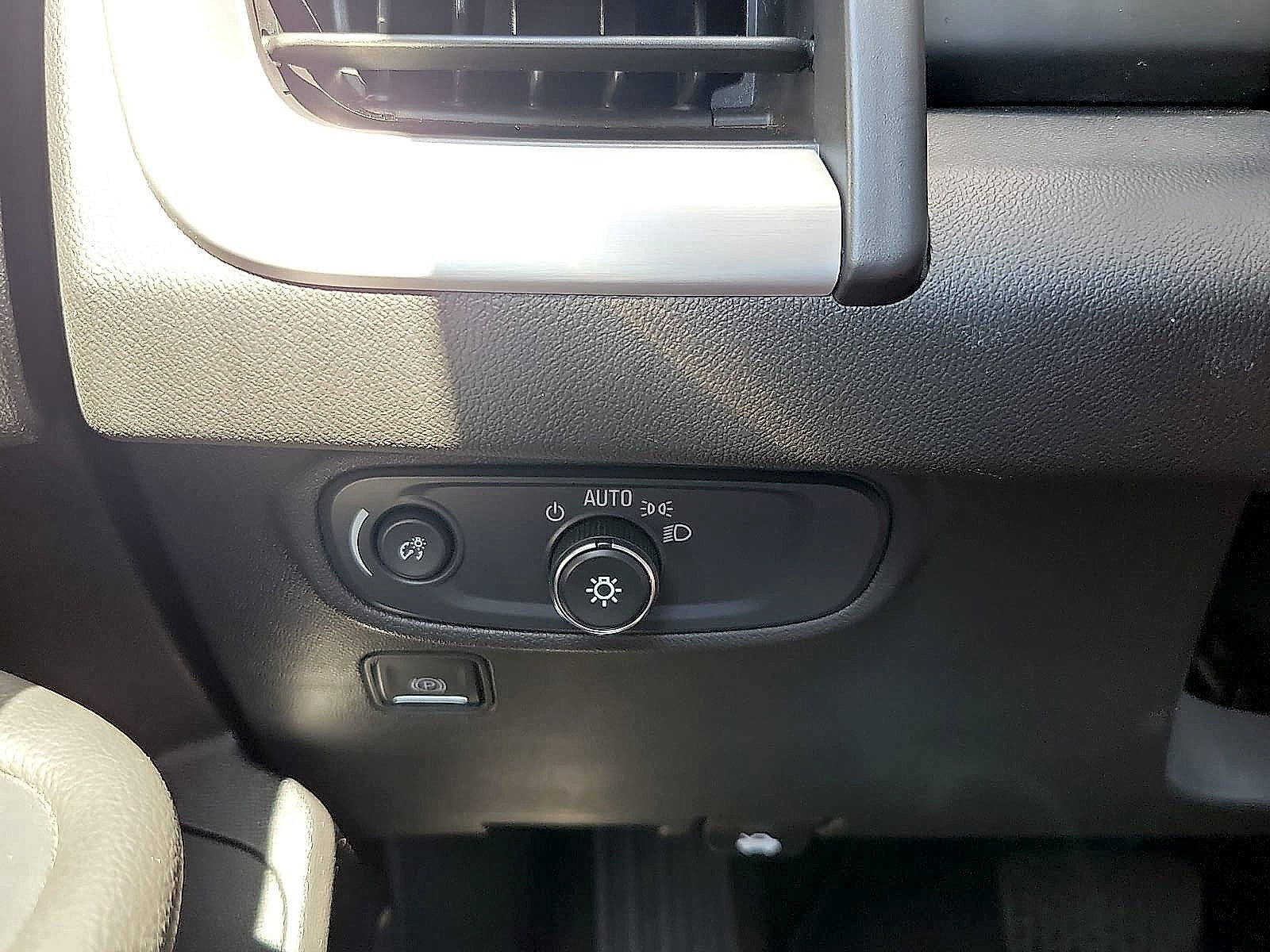 Used 2024 GMC Terrain SLE FWD image 15