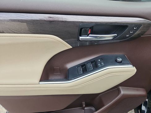 Used 2022 Toyota Highlander Limited image 14