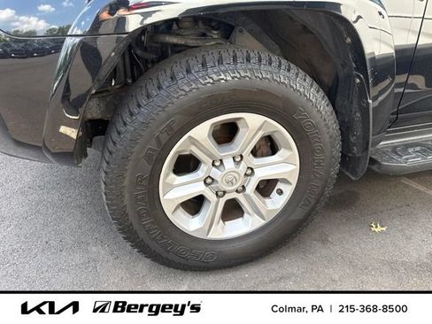 Used 2017 Toyota 4Runner SR5 AWD/4WD image 7