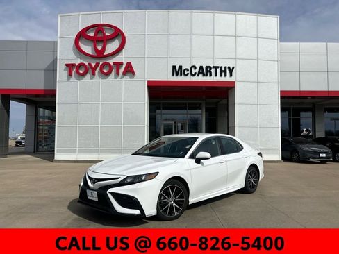 Used 2024 Toyota Camry SE image 1