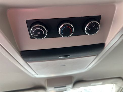 Used 2016 Chrysler Town & Country Touring w/ Driver Convenience Group image 14