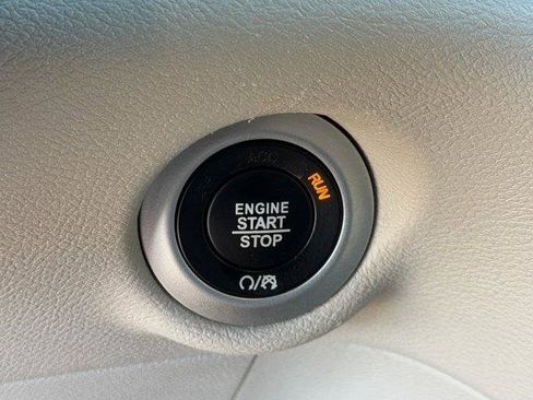 Used 2022 Chrysler Pacifica Touring-L image 32