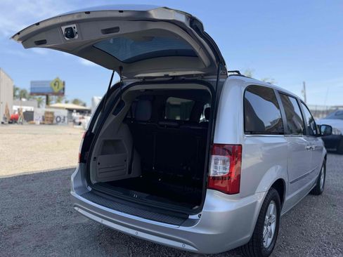 Used 2011 Chrysler Town & Country Touring-L w/ Entertainment Group #2 FWD image 9