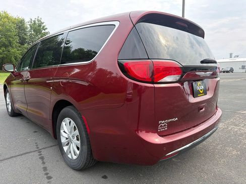 Used 2019 Chrysler Pacifica Touring Plus w/ Cold Weather Group FWD image 5