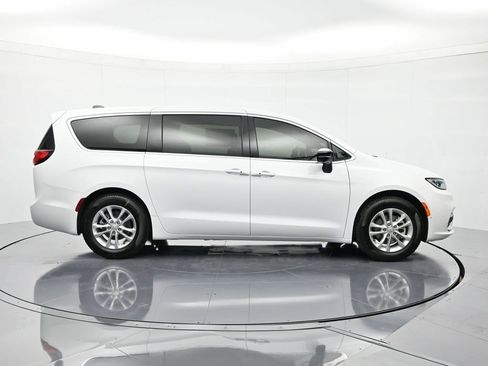 New 2026 Chrysler Pacifica Select image 5