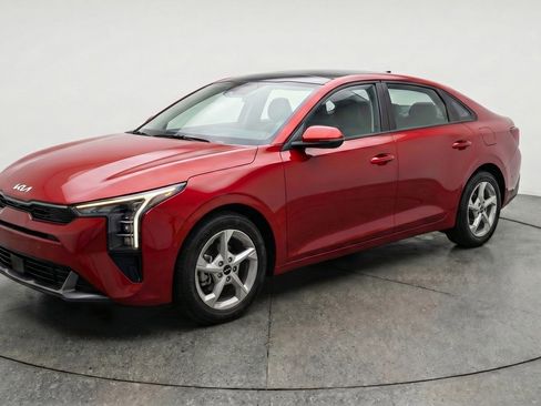 Used 2025 Kia K4 LXS image 2