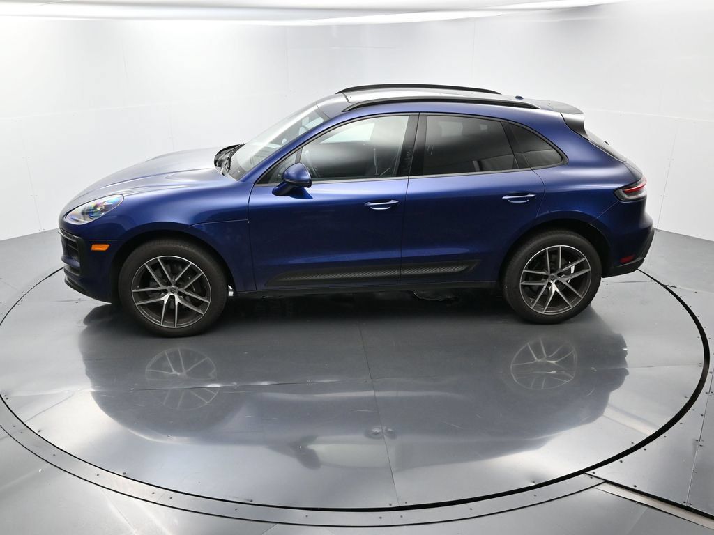 Certified 2024 Porsche Macan AWD/4WD image 33