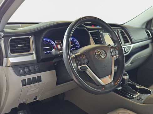 Used 2019 Toyota Highlander XLE w/ Carpet Mat Package (TMS) AWD/4WD image 19
