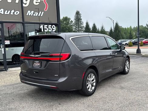 Used 2023 Chrysler Pacifica Touring-L AWD/4WD image 15