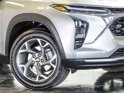 Certified 2025 Chevrolet Trax LT FWD image 4