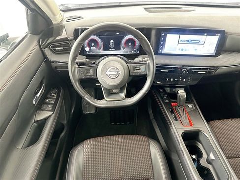 Used 2025 Nissan Kicks SR image 3