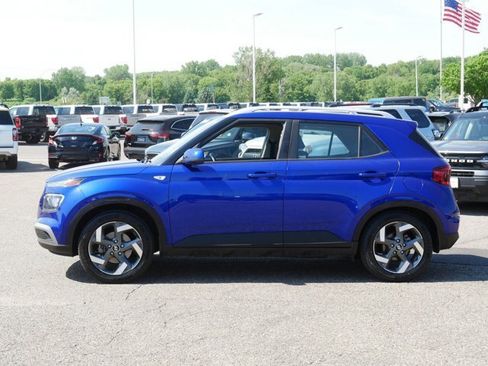 Used 2022 Hyundai Venue SEL FWD image 3