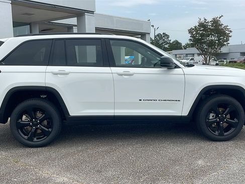 New 2025 Jeep Grand Cherokee Limited w/ Black Appearance Package image 9