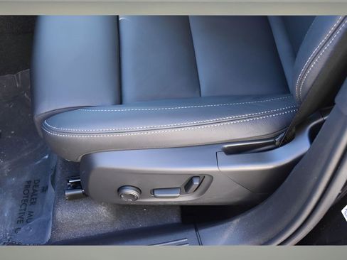 Certified 2025 Volvo XC40 B5 Plus w/ Protection Package Premier image 33