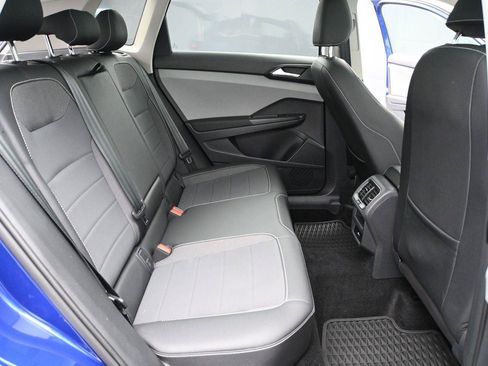Used 2022 Volkswagen Taos SE w/ Panoramic Sunroof Package AWD/4WD image 17