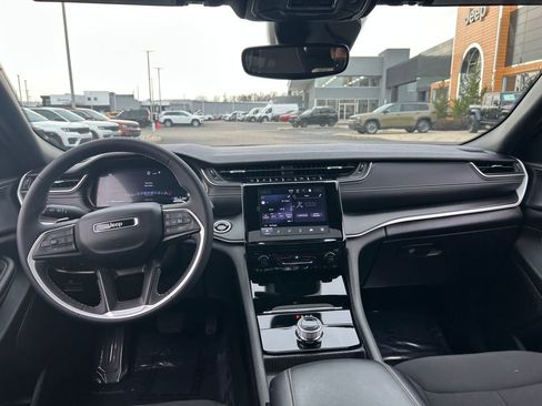 Used 2024 Jeep Grand Cherokee Laredo X image 9